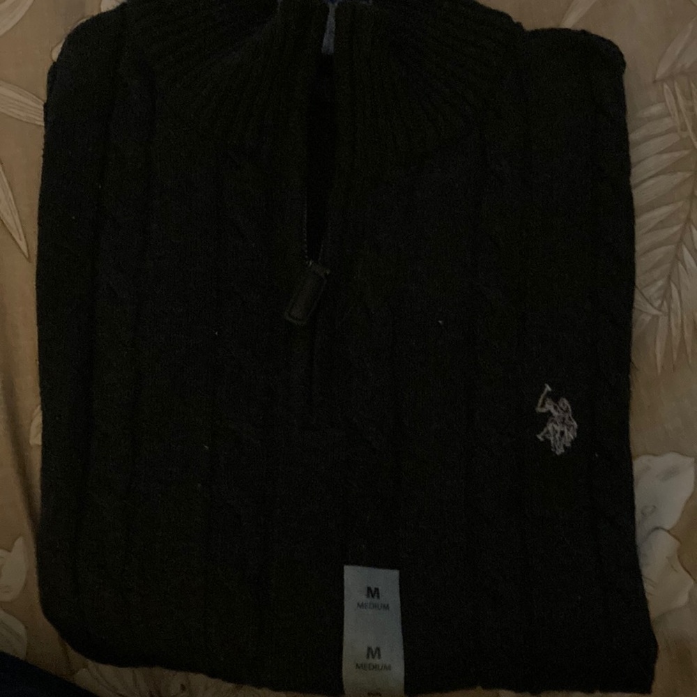 Men’s charcoal grey sweater new with tags. Size M.